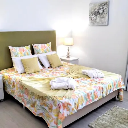 With 2 Bedrooms In Caloura With Furnished Terrace And Wifi Апартаменты *